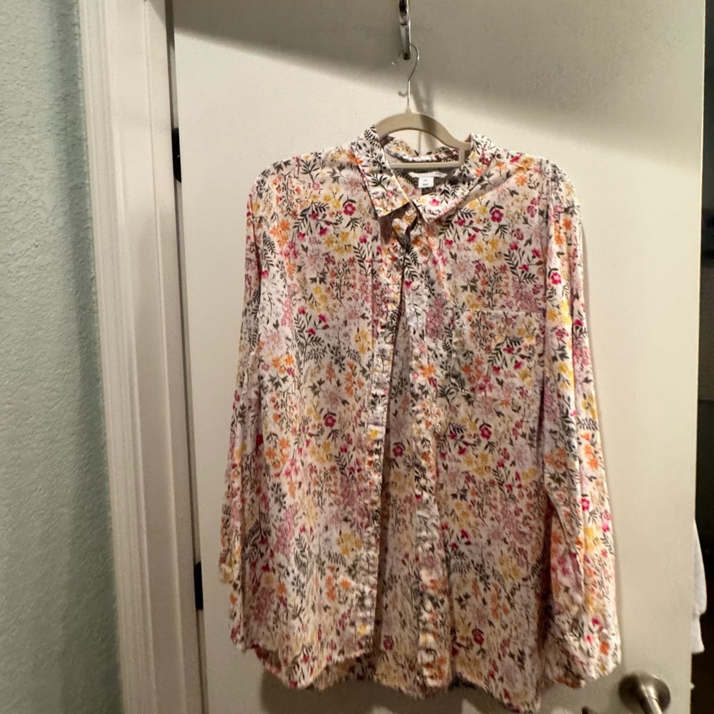 Old Navy Lightweight Floral Button-Up Blouse in Cream and Multicolor
